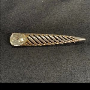 Woman’s Ledo vintage gold tone glass rhinestone brooch